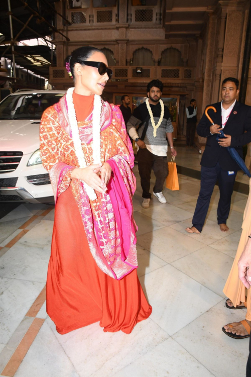 Kim Kardashian Khloe Kardashian Traditional Indian Temple Mumbai 8