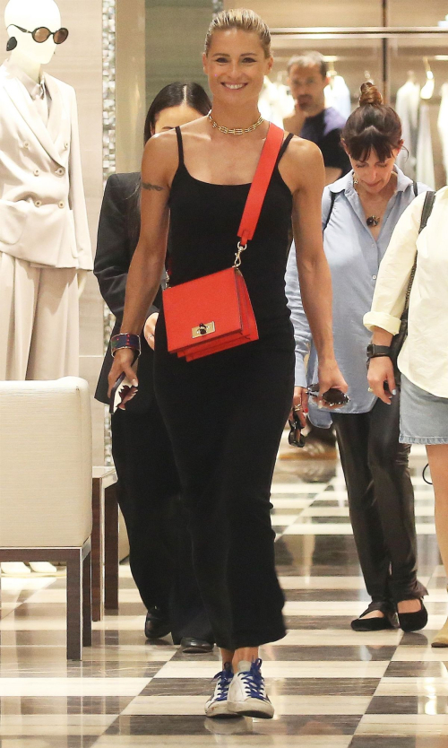 Michelle Hunziker Shopping Armani Milan 4