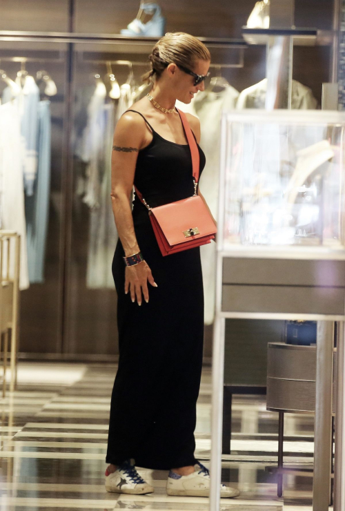 Michelle Hunziker Shopping Armani Milan 6