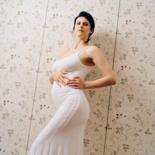 Pregnant Alexandra Daddario for Vogue Magazine July 2024 4