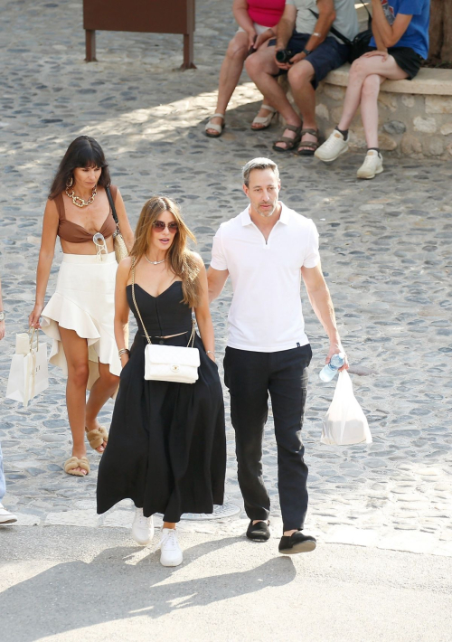 Sofia Vergara and Justin Saliman Enjoy a Holiday with Family and Friends in South of France 9