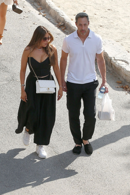 Sofia Vergara and Justin Saliman Enjoy a Holiday with Family and Friends in South of France 2