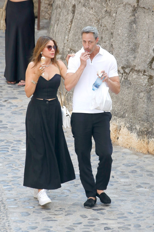 Sofia Vergara and Justin Saliman Enjoy a Holiday with Family and Friends in South of France 5