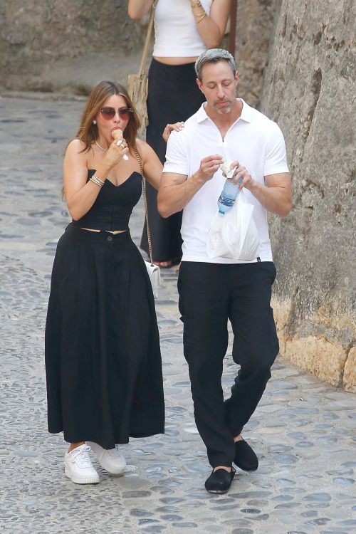 Sofia Vergara and Justin Saliman Enjoy a Holiday with Family and Friends in South of France 6