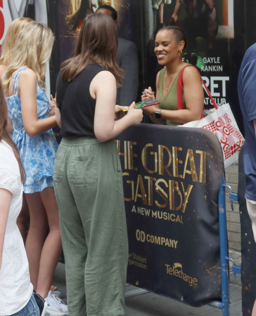 Traci Elaine Lee Signs Autographs for Fans in New York 2