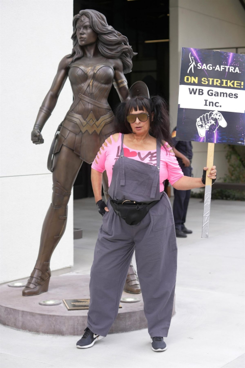 Alice Amter at Picket Line at SAG-AFTRA Video Game Strike at Warner Brothers Studios in Burbank