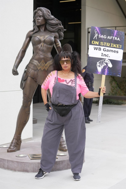 Alice Amter at Picket Line at SAG-AFTRA Video Game Strike at Warner Brothers Studios in Burbank 2