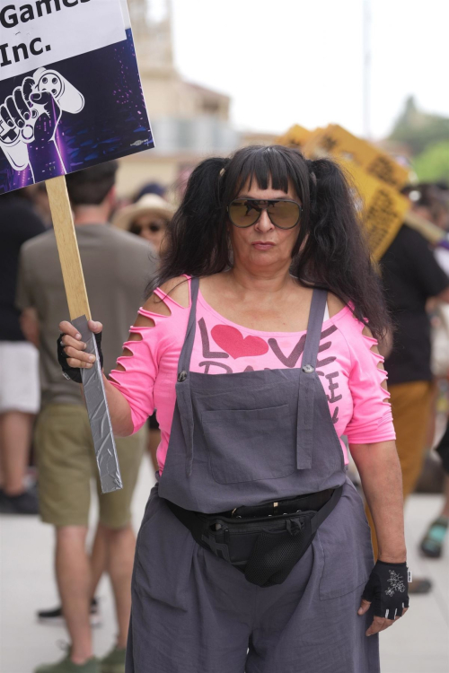 Alice Amter at Picket Line at SAG-AFTRA Video Game Strike at Warner Brothers Studios in Burbank 3