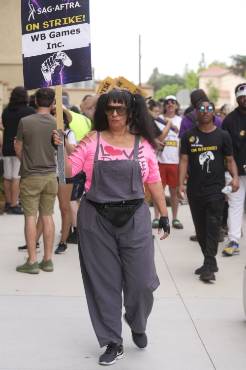 Alice Amter at Picket Line at SAG-AFTRA Video Game Strike at Warner Brothers Studios in Burbank 5