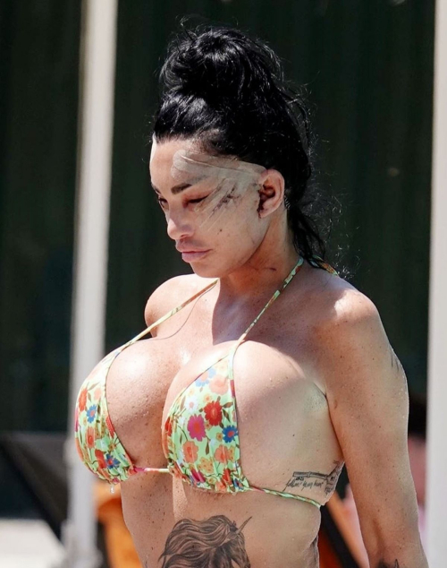 Katie Price Bikini Pool Turkey 9