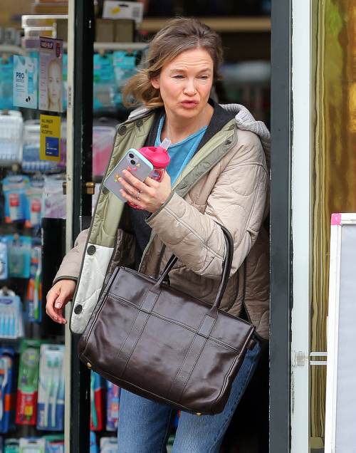 Renee Zellweger Filming Bridget Jones Hampstead 5