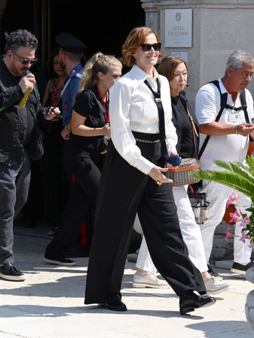 Sigourney Weaver Hotel Excelsior Arrival Venice Film Festival 2024 3