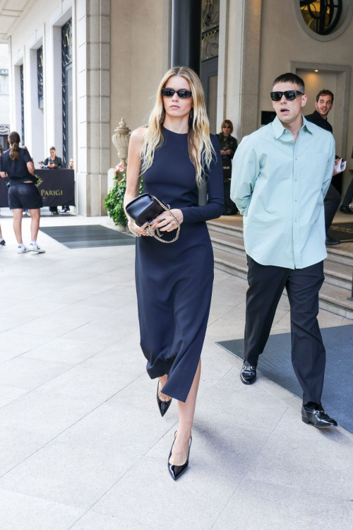 Abbey Lee Kershaw Leaves Her Hotel at Milan Fashion Week 4