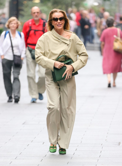 Amanda Holden Heading to Paddington Station in London 1