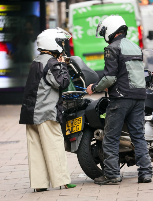 Amanda Holden Heading to Paddington Station in London 4