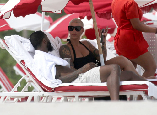 Amber Rose Enjoys a Beach Date in Miami 3