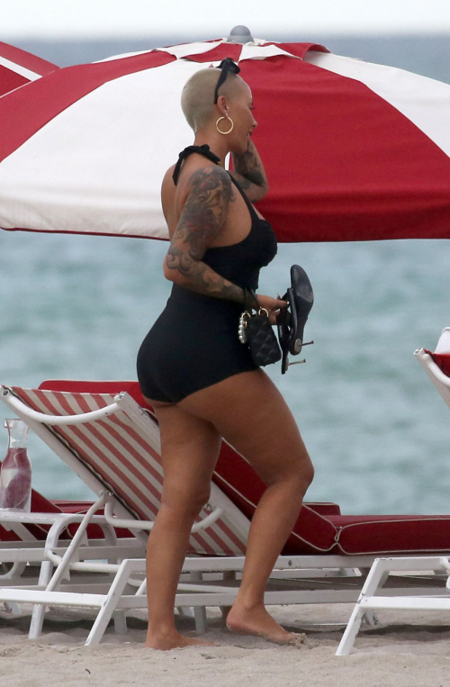 Amber Rose Enjoys a Beach Date in Miami 5