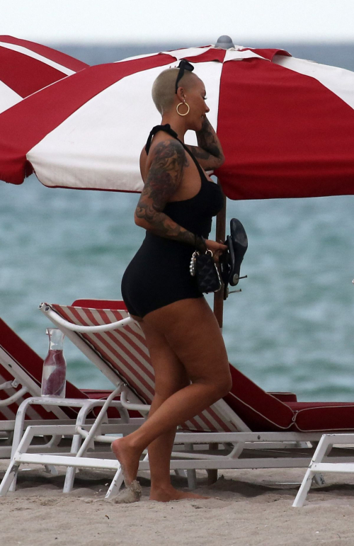 Amber Rose Enjoys a Beach Date in Miami 6