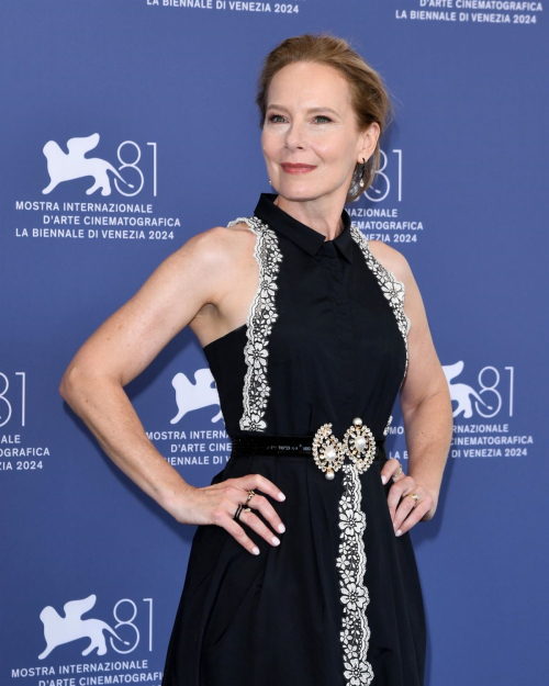 Amy Ryan at Wolfs Photocall, Venice Film Festival 2024 4