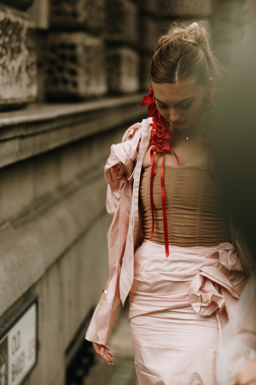 Annabelle Hoy Arrives at Simone Rocha Show London Fashion Week 1