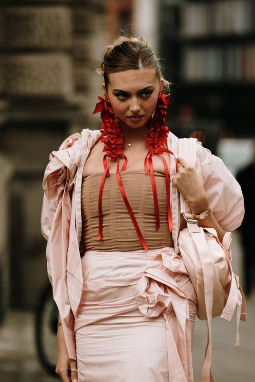 Annabelle Hoy Arrives at Simone Rocha Show London Fashion Week 3