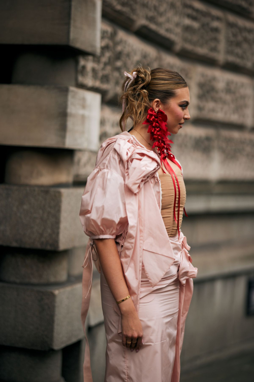 Annabelle Hoy Arrives at Simone Rocha Show London Fashion Week 4