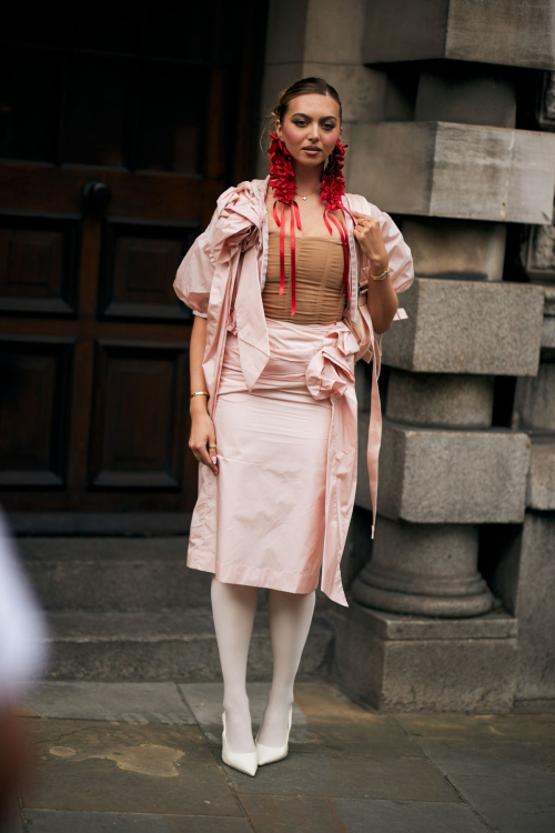 Annabelle Hoy Arrives at Simone Rocha Show London Fashion Week 5