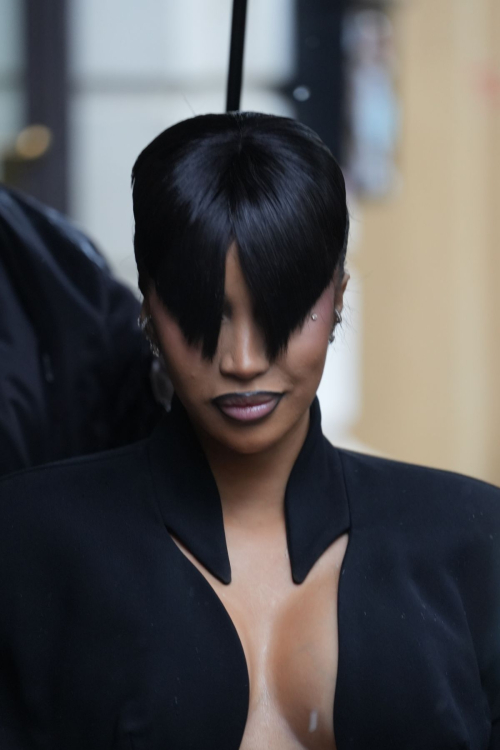 Cardi B Arrives at Mugler Fashion Show in Paris, September 2024 4