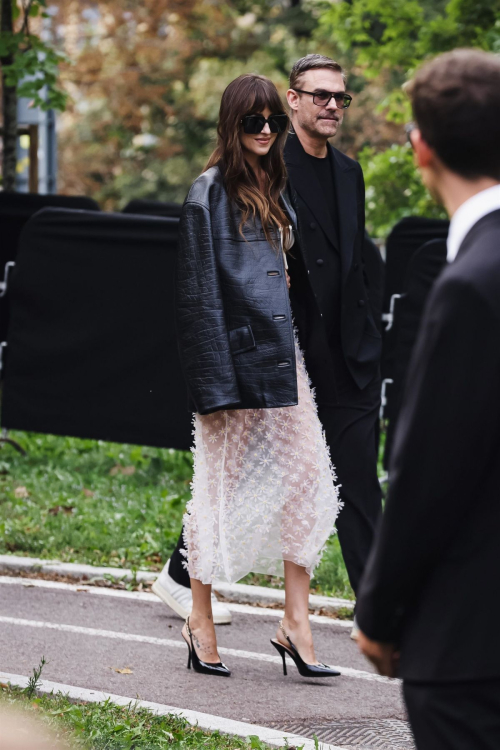 Dakota Johnson Arrives at Gucci Show Milan Fashion Week, September 2024 1