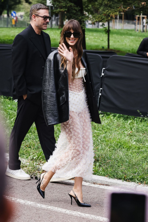 Dakota Johnson Arrives at Gucci Show Milan Fashion Week, September 2024 2