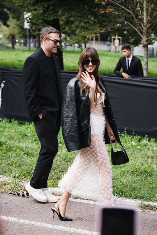 Dakota Johnson Arrives at Gucci Show Milan Fashion Week, September 2024 4