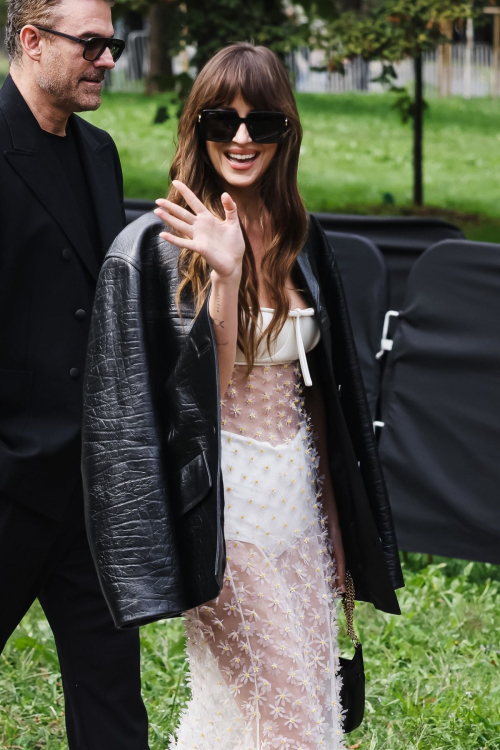 Dakota Johnson Arrives at Gucci Show Milan Fashion Week, September 2024 5