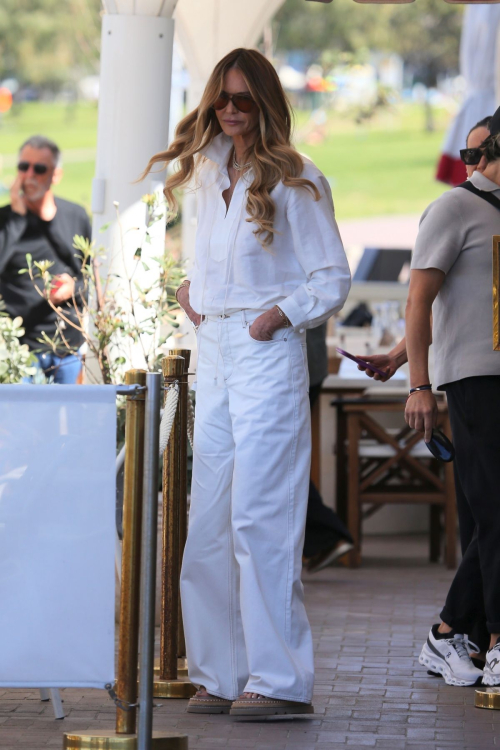 Elle Macpherson interviewed by Tracy Grimshaw for 60 minutes at bondi beach in sydney 1