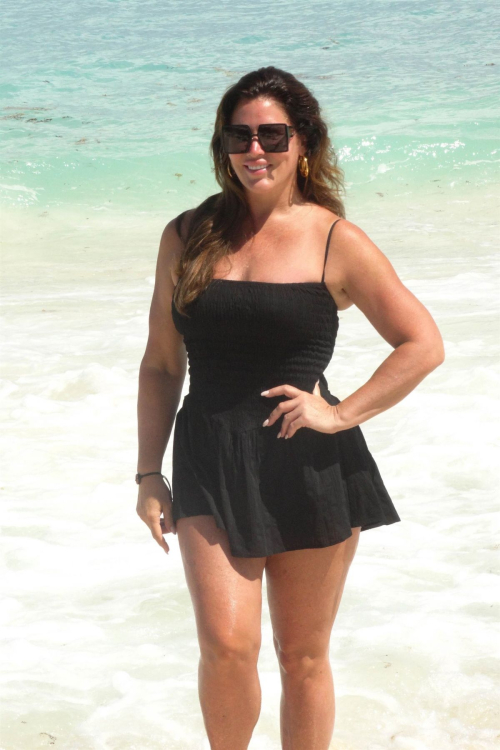 Emily Simpson poses on the beach in Cancun 1