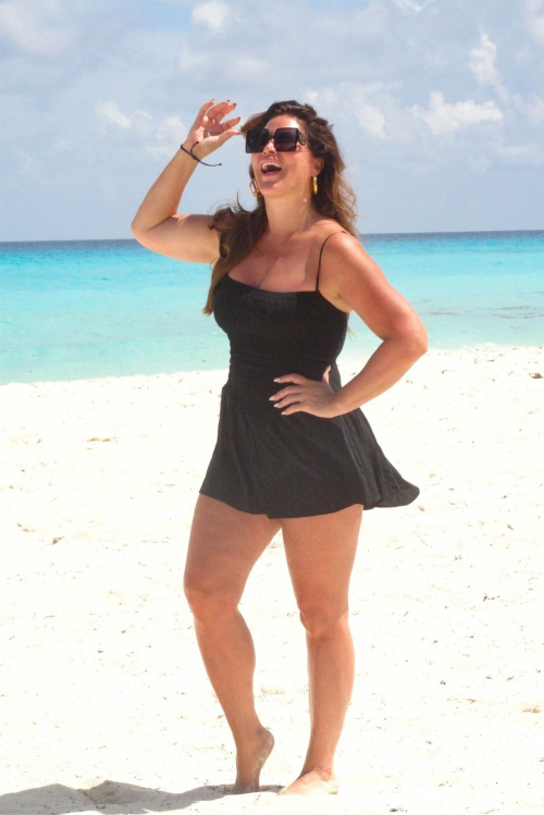 Emily Simpson poses on the beach in Cancun 3