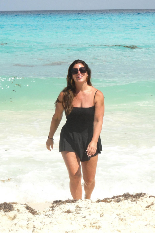 Emily Simpson poses on the beach in Cancun 4