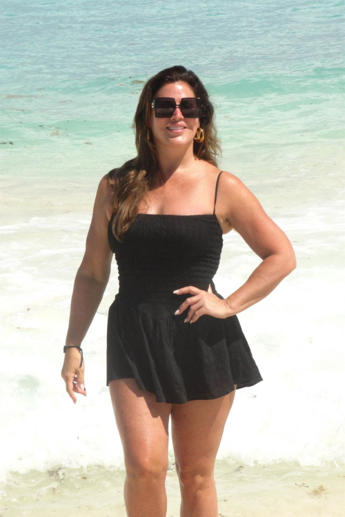 Emily Simpson poses on the beach in Cancun 5