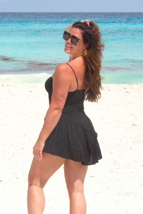 Emily Simpson poses on the beach in Cancun 8