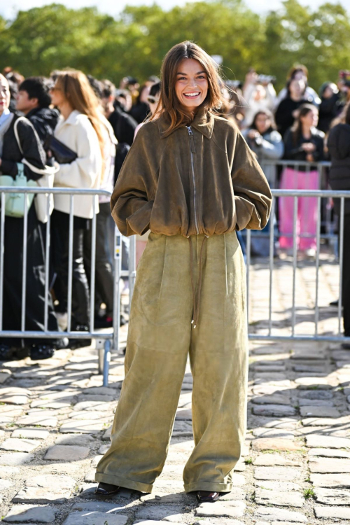 Emma Mackey Arrives at Loewe Spring-Summer 2025 Paris Fashion Week, September 2024 3