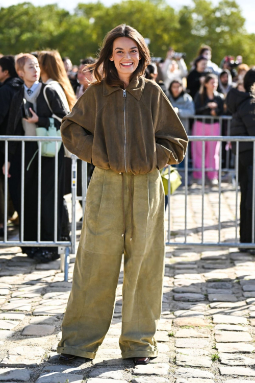 Emma Mackey Arrives at Loewe Spring-Summer 2025 Paris Fashion Week, September 2024 6