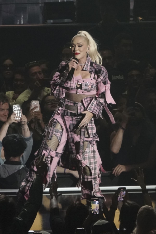 Gwen Stefani Performs at iHeartRadio Music Festival in Las Vegas 3