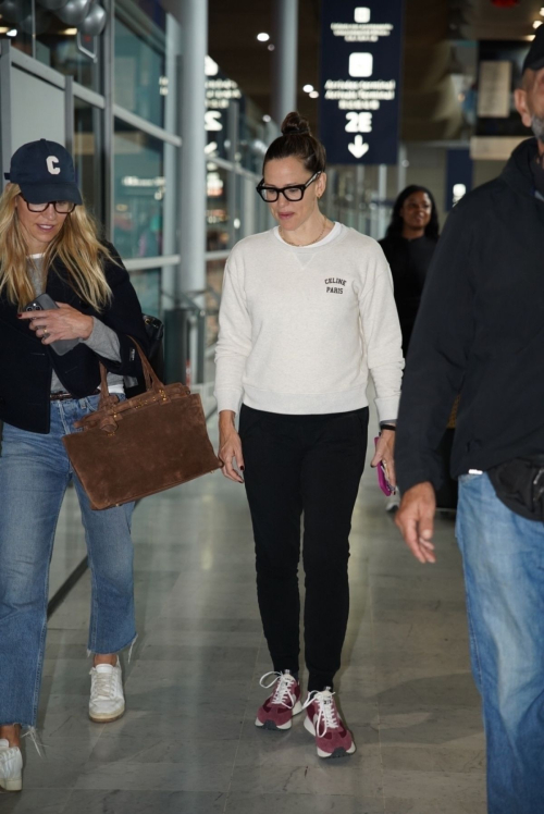 Jennifer Garner Arrives in Paris Ahead of Fashion Week 3