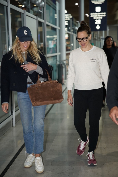 Jennifer Garner Arrives in Paris Ahead of Fashion Week 4