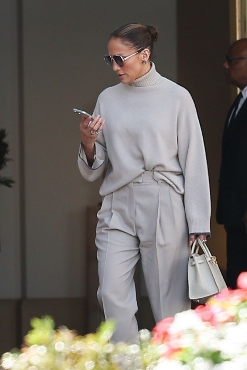 Jennifer Lopez Out for Lunch at The Maybourne Hotel in Beverly Hills