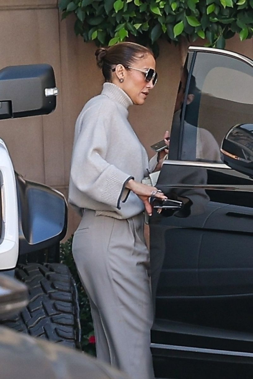 Jennifer Lopez Out for Lunch at The Maybourne Hotel in Beverly Hills 1