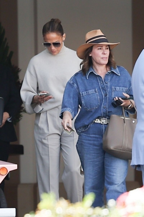 Jennifer Lopez Out for Lunch at The Maybourne Hotel in Beverly Hills 2