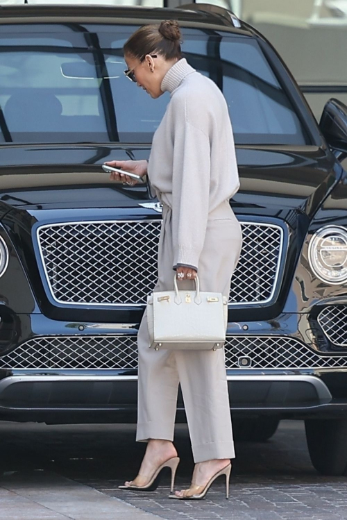 Jennifer Lopez Out for Lunch at The Maybourne Hotel in Beverly Hills 3