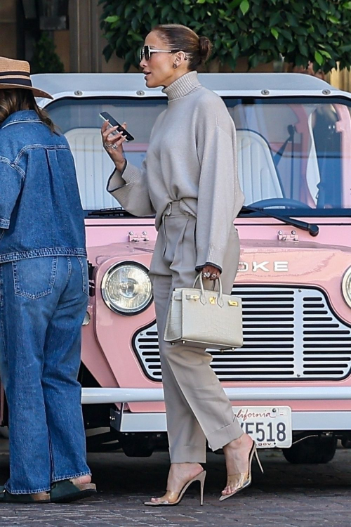 Jennifer Lopez Out for Lunch at The Maybourne Hotel in Beverly Hills 4