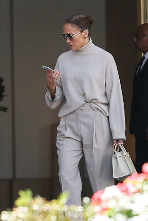 Jennifer Lopez Out for Lunch at The Maybourne Hotel in Beverly Hills 5