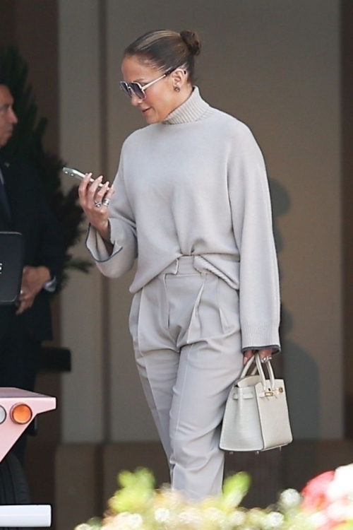 Jennifer Lopez Out for Lunch at The Maybourne Hotel in Beverly Hills 6